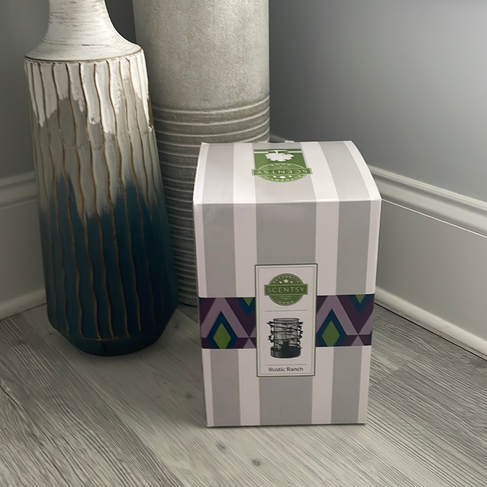 NEW IN BOX  Scentsy